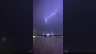 Tempestade sobre a grande mesquita de Abu Dhabi abudhabi relâmpago trovão tempestade [upl. by Esenej]