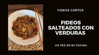 Fideos salteados con verduras [upl. by Enitnemelc368]