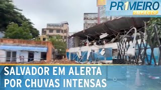 Parte de prédio desaba após deslizamento de terra em Salvador  Primeiro Impacto 080424 [upl. by Sevik]