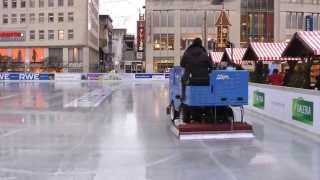 Eisbearbeitungsmaschine im EinsatzEispflege der Eisbahnen [upl. by Dnalor]