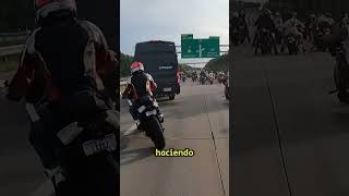 ¡Conductor de Amazon atraviesa bloqueo de motociclistas para entregar el paquete [upl. by Ahsaten759]