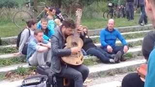 armer Straßenmusiker in Berlin mit kaputter Gitarre  Tom Ward [upl. by Nosa]