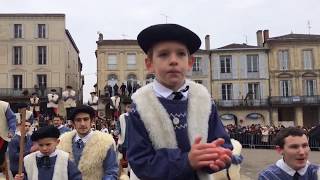 Fête des bœufs gras à Bazas  danse du salut et échassiers quotLous de Bazatsquot [upl. by Nich]