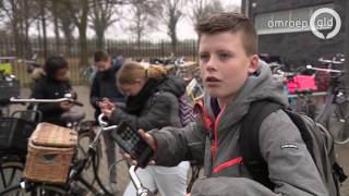 Telefoon op de fiets verbieden Scholieren vinden het maar niks [upl. by Eugenia]