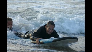 Surf Santé Service  patients et soignants se jettent à leau [upl. by Uon]