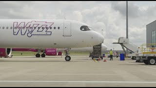 David Coulthard Explores Aviation Excellence at London Luton Airport with Wizz Air [upl. by Jaret]