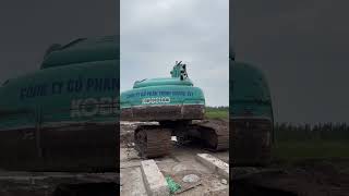 Máy xúc kobelco đổ bê tông mayxuc nhacthieunhivuinhon excavator [upl. by Ydnamron501]