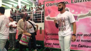 Quadra da Mangueira canta hino da escola em homenagem a Luizito [upl. by Tartan966]