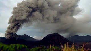 BARU SAJA  GUNUNG BROMO SEMBURKAN AWAN PANAS KONDISI HARI INI [upl. by Arammat344]