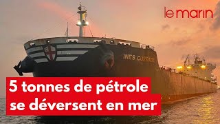 Cinq tonnes de pétrole se déversent dun vraquier au large de Singapour [upl. by Laertnom501]