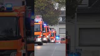 Löschzug der Feuerwehr Mühlheim an der Ruhr auf Alarmfahrt feuerwehr einsatz löschzug [upl. by Dnomasor793]