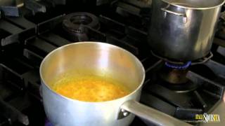 Video ricetta il risotto alla milanese [upl. by Nahtnahoj]