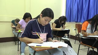 Bachilleres realizan prueba para estudiar medicina en UNANManagua [upl. by Mathe]