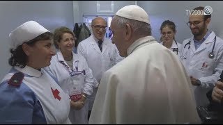 Papa Francesco visita a sorpresa il presidio sanitario in piazza San Pietro [upl. by Cran]