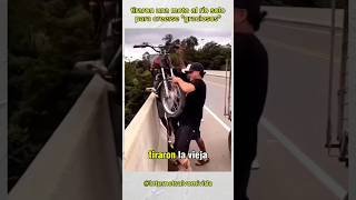 Tiraron una moto al río solo para creerse quotgraciososquot curios shorts sabiasque [upl. by Alleoj]