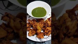 Pyaz ke pakode ki recipe youtubeshorts shorts pyazkepakode [upl. by Eetnuahs]