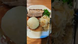 Schweinebraten mit Knödel und Sauerkraut yummyshorts [upl. by Setiram]