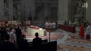 Benedetto XVI traslazione e rito arrivo salma del Papa emerito nella Basilica vaticana [upl. by Hajile]