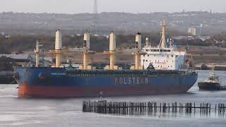 Bulk carrier leaving the Tyne [upl. by Clie]