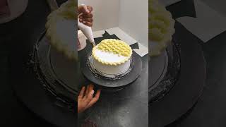 Sunflower cake decoration cakedesign shorts viralshort birthdaycake [upl. by Chemaram664]