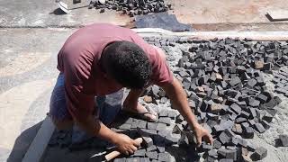 como colocar pedra portuguesa na calçada de forma correta [upl. by Aicilic421]