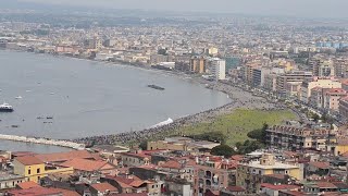 Varo della nave Trieste quotonda anomalaquot sulla spiaggia affollata [upl. by Atelahs855]