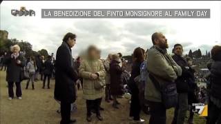 La benedizione del finto monsignore al Family Day [upl. by Eussoj858]