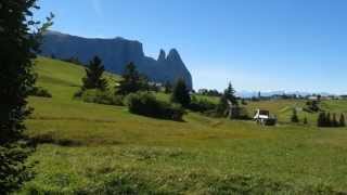 Wandern Südtirol Seiser Alm Panoramaweg zur Edelweißhütte und Ritsch Schweige Edelweißhütte [upl. by Aikam]