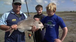 Tips on surfcasting with long cast rig  Young kid catches a whopper [upl. by Treharne]