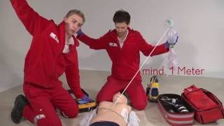 Defibrillator Anwendung ☆ Lehrvideo für Rettungssanitäter [upl. by Yonah]