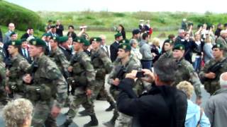 OUISTREHAM 6 juin 2012  défilé des Commandos de LORIENT [upl. by Ralina]