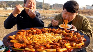 순식간에 사라지는 닭갈비 떡과 우동사리 가득 넣은 솥뚜껑 닭갈비 Dakgalbi Stirfried chicken 요리amp먹방  Mukbang eating show [upl. by Gilges237]