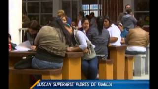 Las Noticias  Acuden padres de familia a preparatoria abierta [upl. by Yebot]