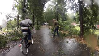 Unwetter auf der Promenade Bürger räumen herabgefallene Äste zur Seite [upl. by Brackett72]