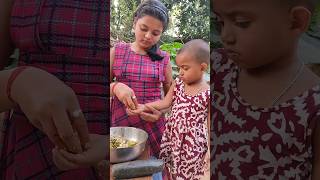 We rub with papaya papaya tamarind viralvideo shortsvideo baby girl trending kids food [upl. by Chem]