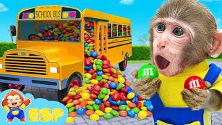 KiKi Monkey Conduce un autobús escolar lleno de caramelos MampM y se baña con un patito [upl. by Anen177]