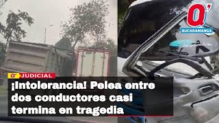 ¡Intolerancia Pelea entre dos conductores casi termina en tragedia [upl. by Nason]