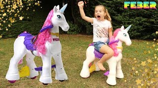 Ellie chevauche une licorne électrique  Poney pour enfant  Electric Unicorn  FEBER FAMOSA [upl. by Bunch]