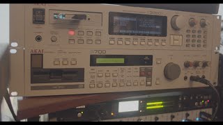 Akai S700 sampler  a gem for 90s hiphop [upl. by Levram328]