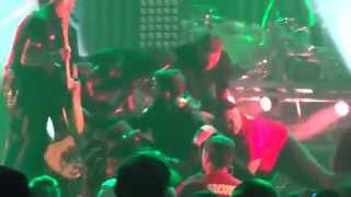 Motley Crues  Nikki Sixx kicks Moron for jumping on stage and knocking over Mick Marrs [upl. by Aicinad]