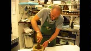 Preparazione Pesto alla genovese fatto al mortaio  Ristorante Le Rune  Genova [upl. by Carrie]