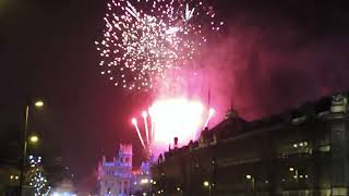 Cabalgata de Los Reyes Magos Madrid 2017 with fireworks at the end [upl. by Rettuc]