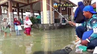 Mancing di jalan banjir Strike depan kaki buat ibu² ini kaget dapat sebanyak ini [upl. by Lyrrad946]