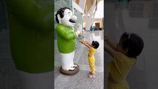 Statue को Uncle समझके खिलाया Pizza 🍕🙏 pizza comedyshorts trendingshorts [upl. by Merrily]