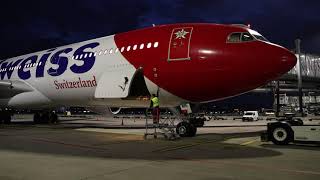 FlughafenAirport Zürich Abfertigung FlugzeugHandling of aircraft at night Pushback18102023 [upl. by Carola96]