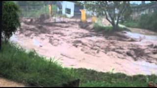 Crecida de La quebrada La Gurapa con la caida del Puente [upl. by Annaerda]