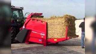 KUHN PRIMOR 2060 M  Pailleuses et pailleuses distributrices En action [upl. by Noitna]