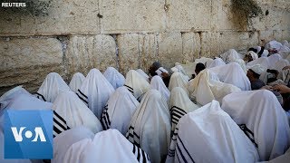 Thousands of Jewish Worshipers Hold Priestly Blessing at Western Wall For Sukkot [upl. by Dorothi]