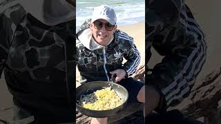 Spadellare uno spaghetto alle vongole in riva al mare  Cucina Selvaggia Ep 3 [upl. by Aillicsirp]