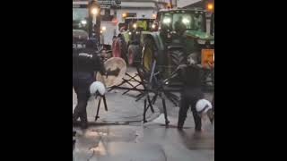 Des agriculteurs 👨‍🌾 écrase des POLICIER 👮‍♂️ EN BELGIQUE 🇧🇪  tracteurs agriculteurencolere [upl. by Gratia]